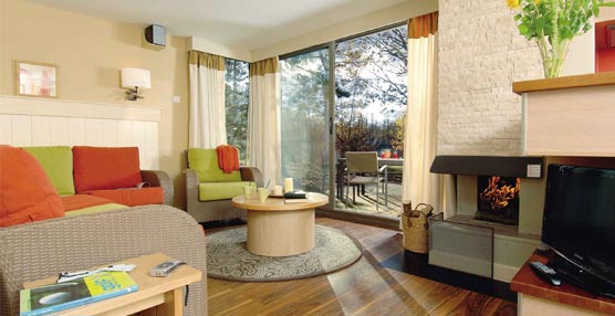 El interior de una de las cabañas de Center Parcs des Bois-Francs.