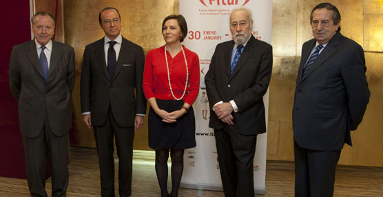 El presidente de la Junta Rectora de Ifema, José María Álvarez del Manzano; el presidente de Fitur, Antonio Vázquez; la directora de Fitur, Ana Larrañaga; el presidente de Ifema, Luis Eduardo Cortés; y el director de Ifema, Fermín Lucas.