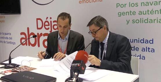 La firma del acuerdo entre los representantes de Baluarte y Renfe.
