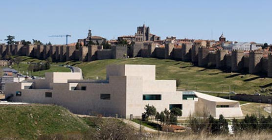 El Centro de Congresos 'Lienzo Norte' frente a la panorámica de la ciudad de Ávila.