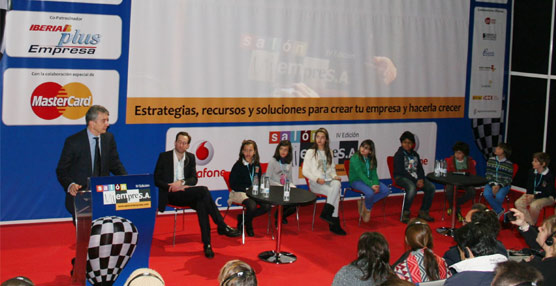 En el acto de inauguración, Catalán estuvo acompañado de una decena de niños 'emprendedores', un grupo de chavales que han recibido una formación de habilidades a través de la Fundación Create.