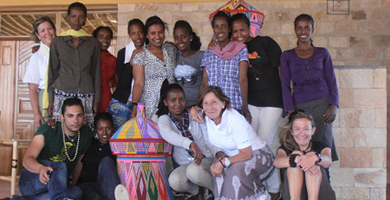Varios empleados de NH Hoteles han colaborado desde sus oficinas asesorando en la construcción y gestión del hotel-escuela en la región de Tigray y dos de ellos se desplazaron hasta Etiopía para ayudar en la apertura.
