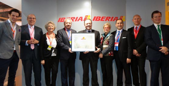 Los miembros de AEGVE con el galardón entregado por Víctor Moneo, de Iberia.