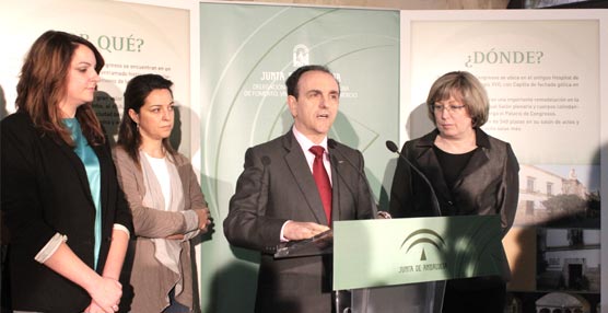 El consejero de Turismo, Rafael Rodríguez, explicando la ampliación del Palacio de Congresos de Córdoba.