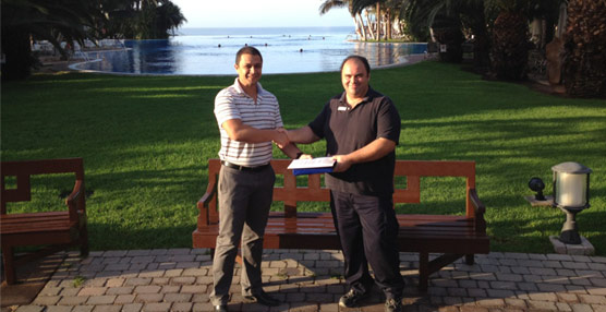 Óscar Herrera, director corporativo de Sistemas y Comunicaciones del Grupo Lopesan, junto a Efraín Martínez, técnico de Audiovisuales de Congresos, en el Hotel Lopesan Costa Meloneras con la Tablet tras ganar el concurso ‘Think in Innovation’.