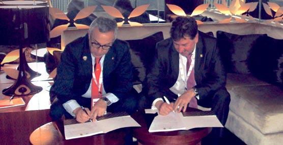Alejandro Blanco y Amancio López Seijas firmando el acuerdo de colaboración.