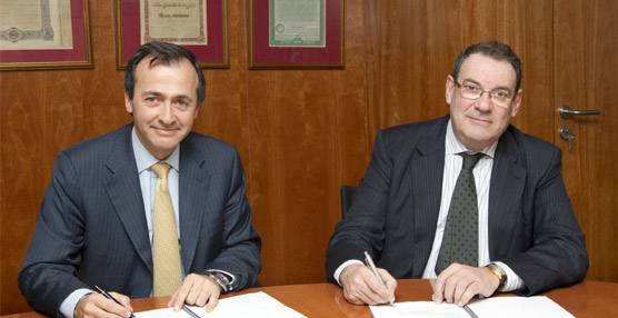 Albert Soler y Juan Molas durante la firma del convenio.