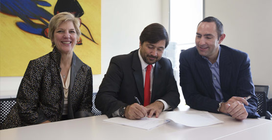 La vicepresidenta de marketing y ventas de Disneyland París, Claire Bilby; el consejero delegado de la división de viajes de Barceló, Gabriel Subías; y el director general de Disneyland París para España y Portugal, Javier Moreno.