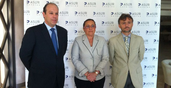 El director del Hotel Asur, Marcos Díaz; la alcaldesa isleña, María Luisa Faneca, y el delegado de gobierno, José Fiscal.