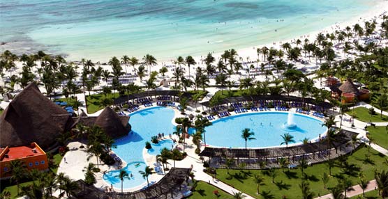 Ambos establecimientos forman parte del complejo Barceló Maya Beach Resort que la cadena  tiene en la Riviera Maya (México).