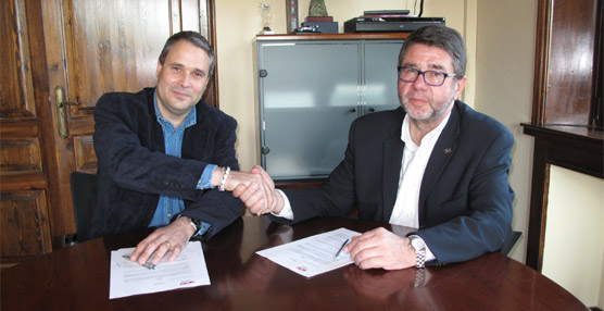 Óscar Fanlo, de JMT, y Salvador Servià, del Circuit de Catalunya, durante la firma del acuerdo