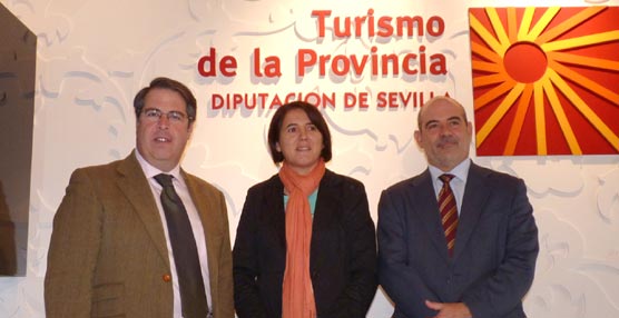 La vicepresidenta de la Diputación, Dolores Bravo, en una foto de archivo, junto al delegado de Turismo de Sevilla, Gregorio Serrano; y el consejero delegado de la Empresa Pública para la Gestión del Turismo de Andalucía, Francisco Artacho.