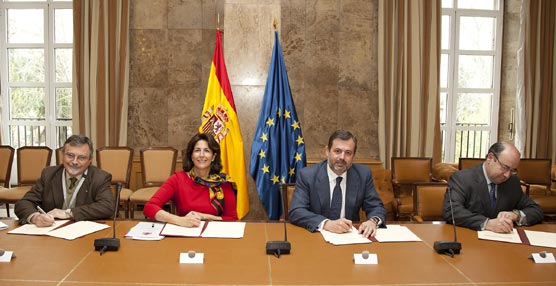 La secretaria de Estado de Turismo y el secretario de Estado de Medio Ambiente firman el convenio. 