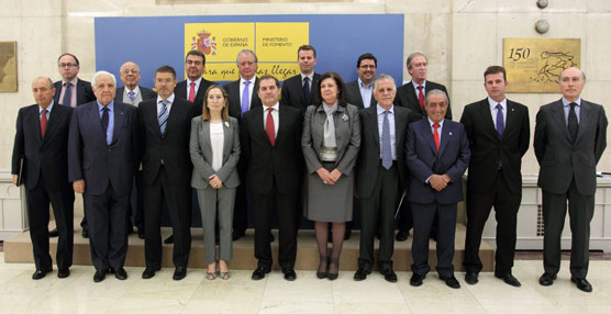Las principales asociaciones y compañías aéreas han rubricado el acuerdo en la sede de Fomento.