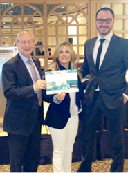 Estela Galván, gerente de Distribución Online de Palladium Hotel Group, recogiendo el premio.