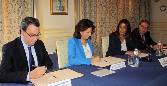 El presidente de ACEVIN, Diego Ortega, y la secretaria de Estado de Turismo, Isabel Borrego.