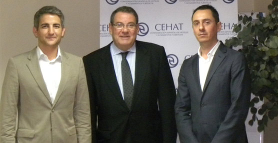 Izquierda a derecha:  Humbert Torroella, fundador y CEO de Hotelerum junto a Juan Molas, presidente de Cehat, y Tomeu Pons, 'business development manager'.