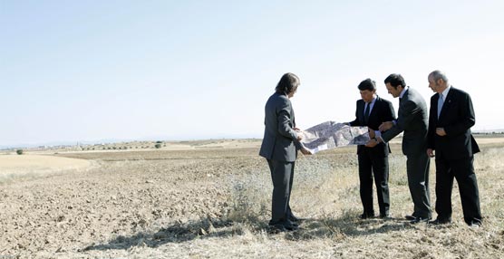 Visita del presidente de la Comunidad de Madrid a los terrenos del futuro aeródromo.