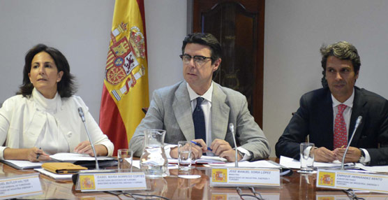 La secretaria de Estado de Turismo, Isabel Borrego; el ministro de Industria, Energía y Turismo, José Manuel Soria, y el subsecretario del Ministerio, Enrique Hernández.