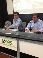 El presidente de la Diputación de Segovia explicando el proyecto del palacio de congresos.