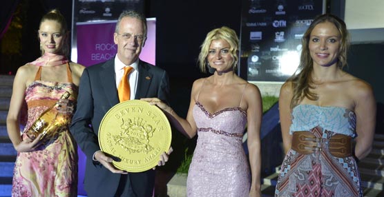 El director general de Sixt en España, Estanislao de Mata, recibiendo el premio en Marbella.