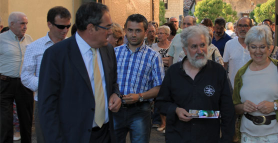 Las máximas autoridades del Ayuntamiento de Oña y el coordinador de la exposición, durante su inauguración.