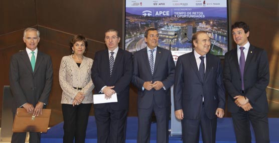 En el centro, el diputado general de Vizcaya junto al presidente de APCE, José Salinas, y al director del Palacio de Congresos Euskalduna, Jon Ortuzar.