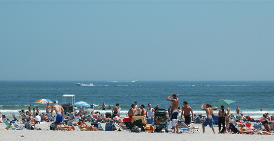 La masificación de playas es uno de los principales factores de estrés para los españoles.