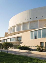 Entrada al Auditorio y Centro de Congresos Víctor Villegas.
