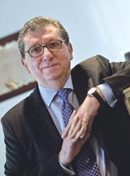 José Salinas preside APCE.