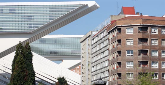 El Palacio de Congresos Ciudad de Oviedo junto a varios edificios de la ciudad.