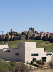 El Centro de Congresos Lienzo Norte desde los Cuatro Postes.