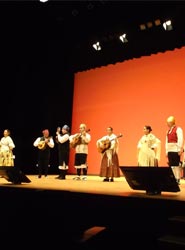Representación de una obra teatral de Roberto Ciria y la Compañía Artística Osca.  