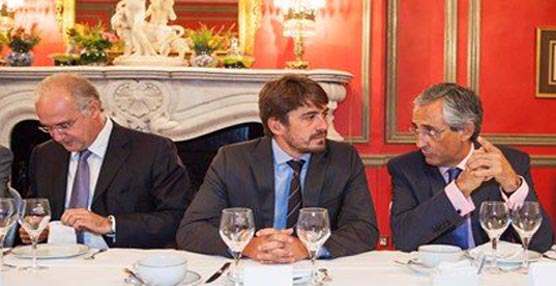 Jorge Marichal, de la La Asociación Hotelera y Extrahotelera de Tenerife, La Palma, La Gomera y El Hierro; Fernando Fraile (d) y un representante de RIU. Fuente: Ashotel.