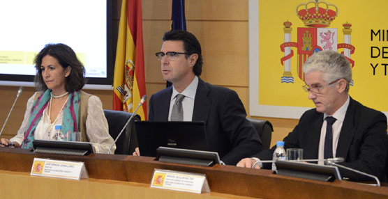 El ministro Soria ha estado acompañado en la rueda de prensa por la secretaria de Estado de Turismo, Isabel Borrego, y el director general de TurEspaña, Manuel Butler.