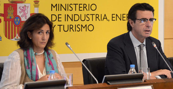La secretaria de Estado de Turismo, junto al ministro de Industria, Energía y Turismo.