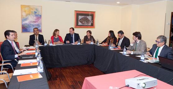 El viceconsejero de Turismo, Ricardo Fernández, se ha reunido con los responsables de los cabildos insulares.