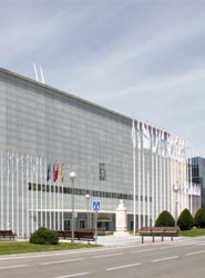 Entrada al Palacio Municipal de Congresos de Madrid.