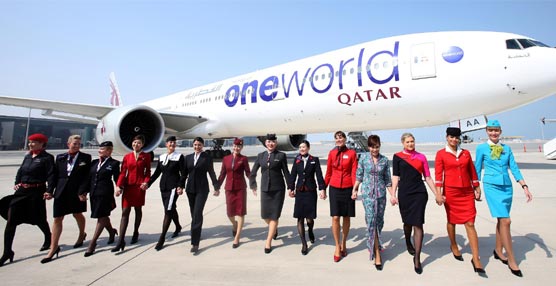 Uno de los aviones de Qatar Airways serigrafiado con el nombre de la alianza oneworld.