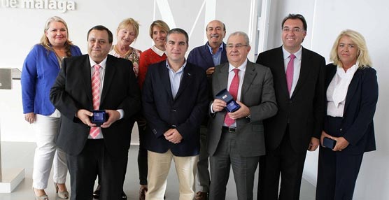 Elías Bendodo (en el centro) con los distinguidos por el Convention Bureau.
