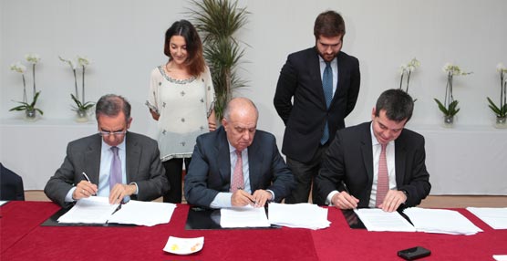 La firma del acuerdo entre el Hotel Auditórium Madrid y Marriott International.