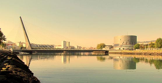 El Recinto Ferial y Palacio de Congresos de Pontevedra (a la derecha), junto al Puente de los Tirantes.
