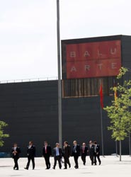 Delegados saliendo del Palacio de Congresos y Auditorio de Navarra.