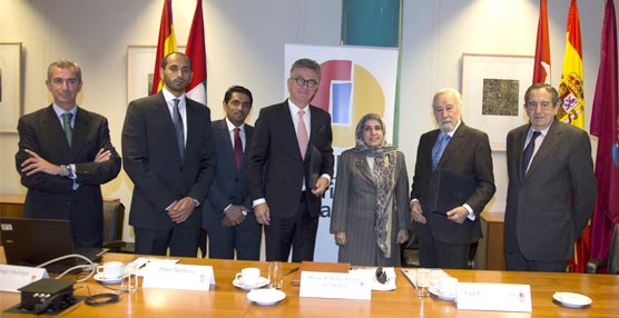 Los asistentes a la firma del acuerdo que ha presidido la embajadora de Emiratos Arabes Unidos.
