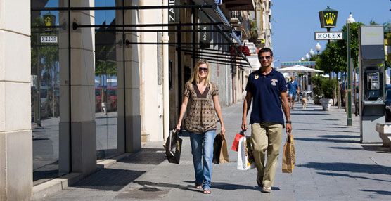 Por cada euro que se deja un turista europeo en compras, un extracomunitario se deja cuatro.