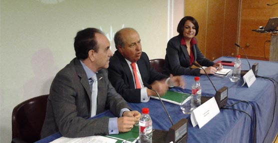 La presentación del consejero de Turismo con el alcalde de Granada.