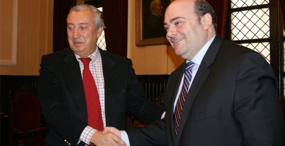 Julio Gómez-Pomar y Agustín Iglesias Caunedo tras la firma del acuerdo.