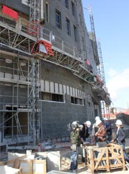 Los trabajos en la fachada están al 80% terminados.