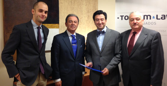Desde la izquierda, el abogado director de Tourism&Law, Ricardo Fernández; el presidente de UNAV, José Luis Prieto, el consejero delegado de Intermundial, Manuel López; y el gerente de UNAV,  José Luis Méndez.