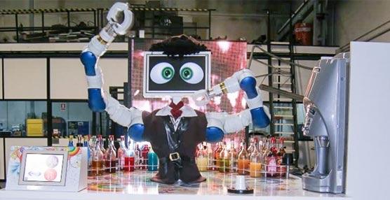 Los hoteles pueden usar sistemas robotizados para automatizar los servicios de bebidas, la información al cliente, almacenamiento de equipaje y las operaciones de check-in, check-out y atención al cliente.